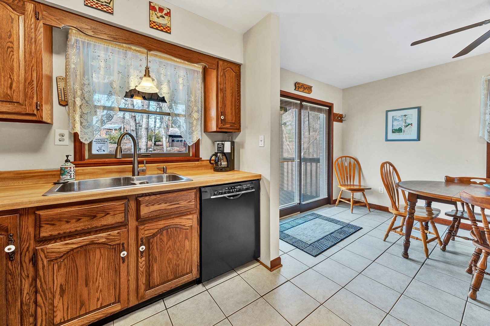 Fox's Den | 3BR Vacation Rental in Huddleston, VA | Lake Retreat